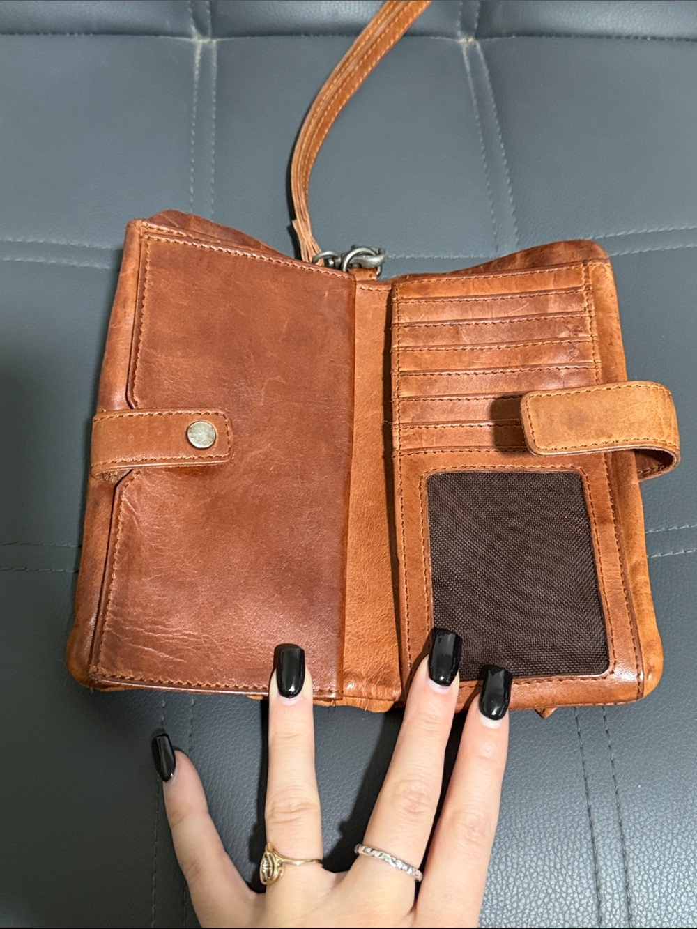 Vilenca Holland Wristlet - Picture 3 of 6
